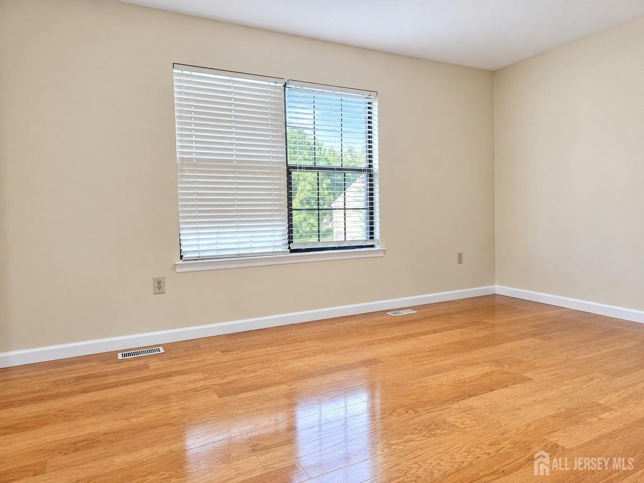 240 Hampshire Ct - Photo 7 of 12