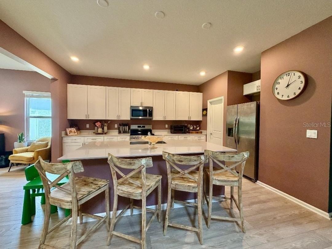 693 Peroni Ave - Photo 4 of 26