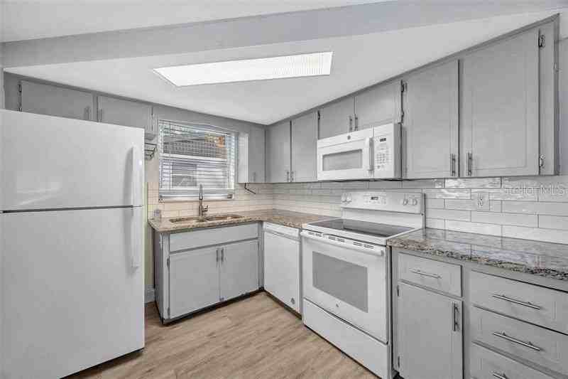 9040 Lunar Ln - Photo 3 of 13