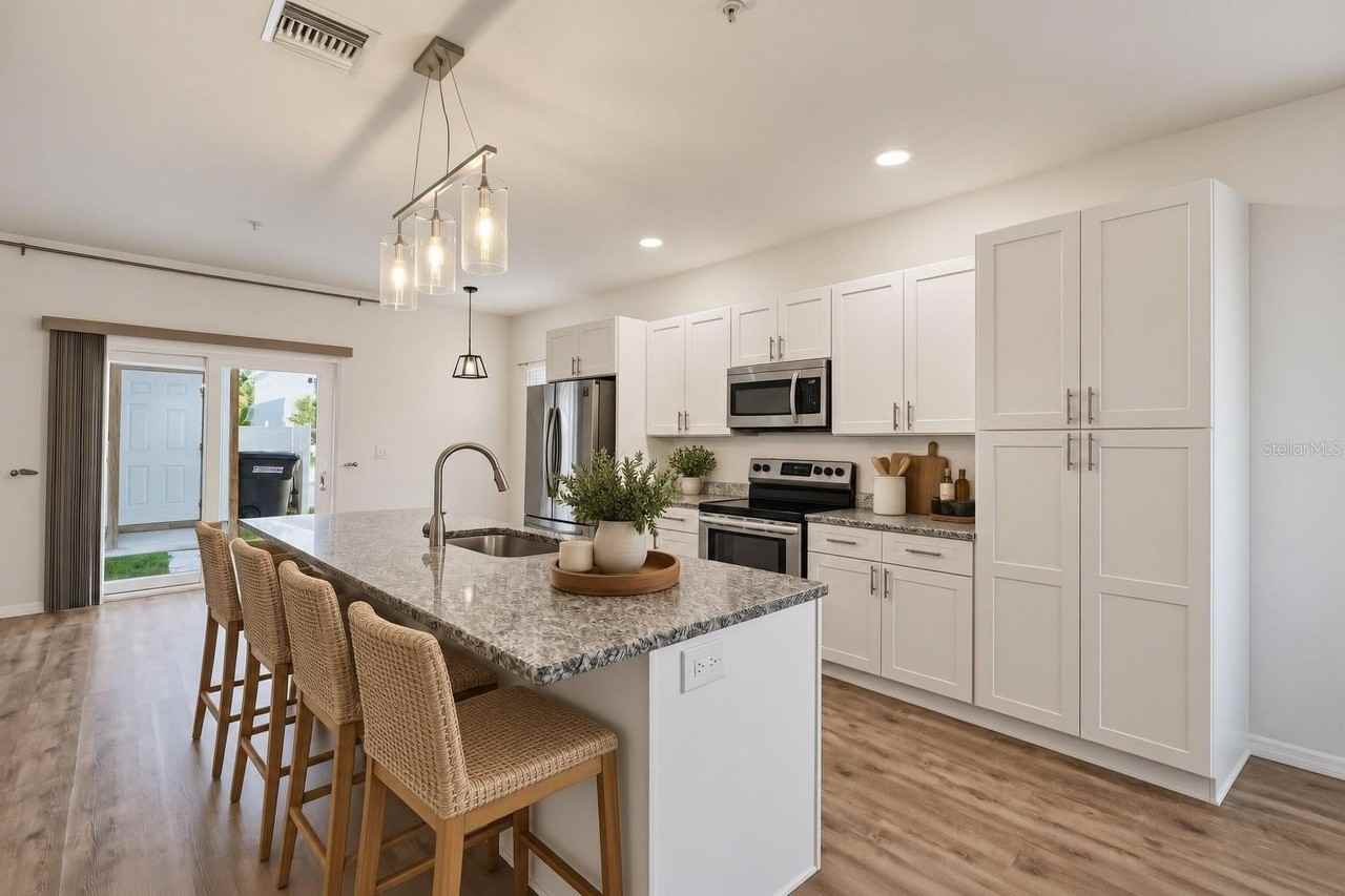1264 Pierce St - Photo 4 of 37