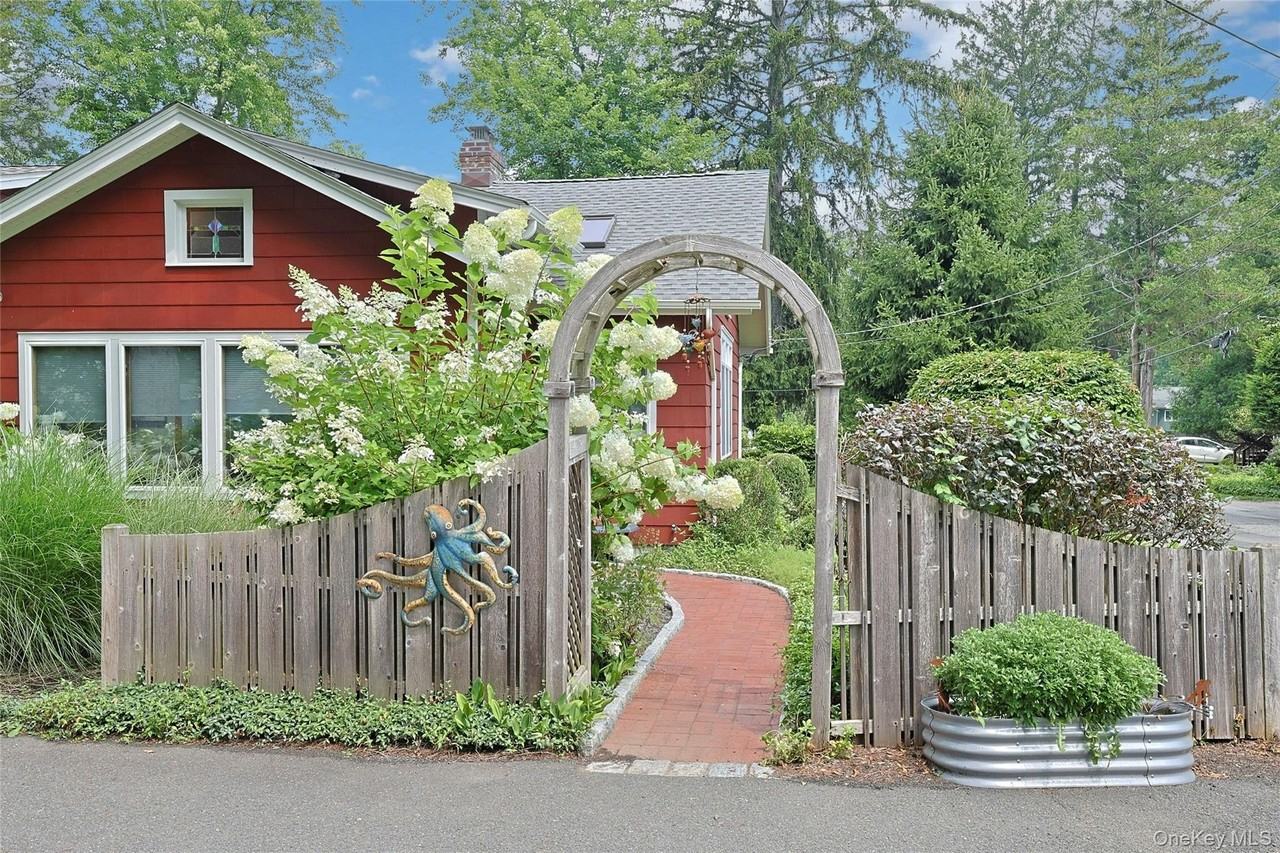 4 Carlann Ln - Photo 3 of 35