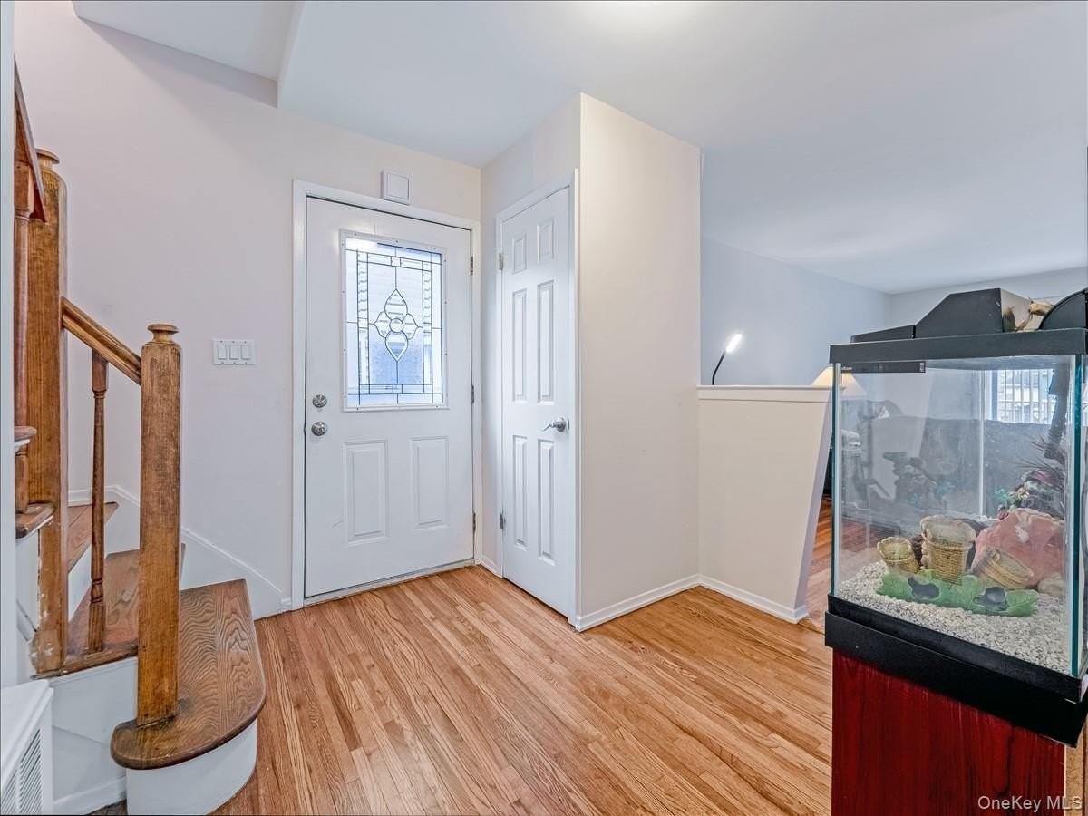 1559 Hering Ave - Photo 2 of 29