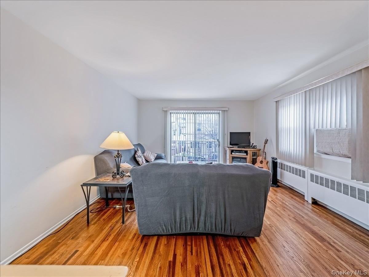 1559 Hering Ave - Photo 3 of 29