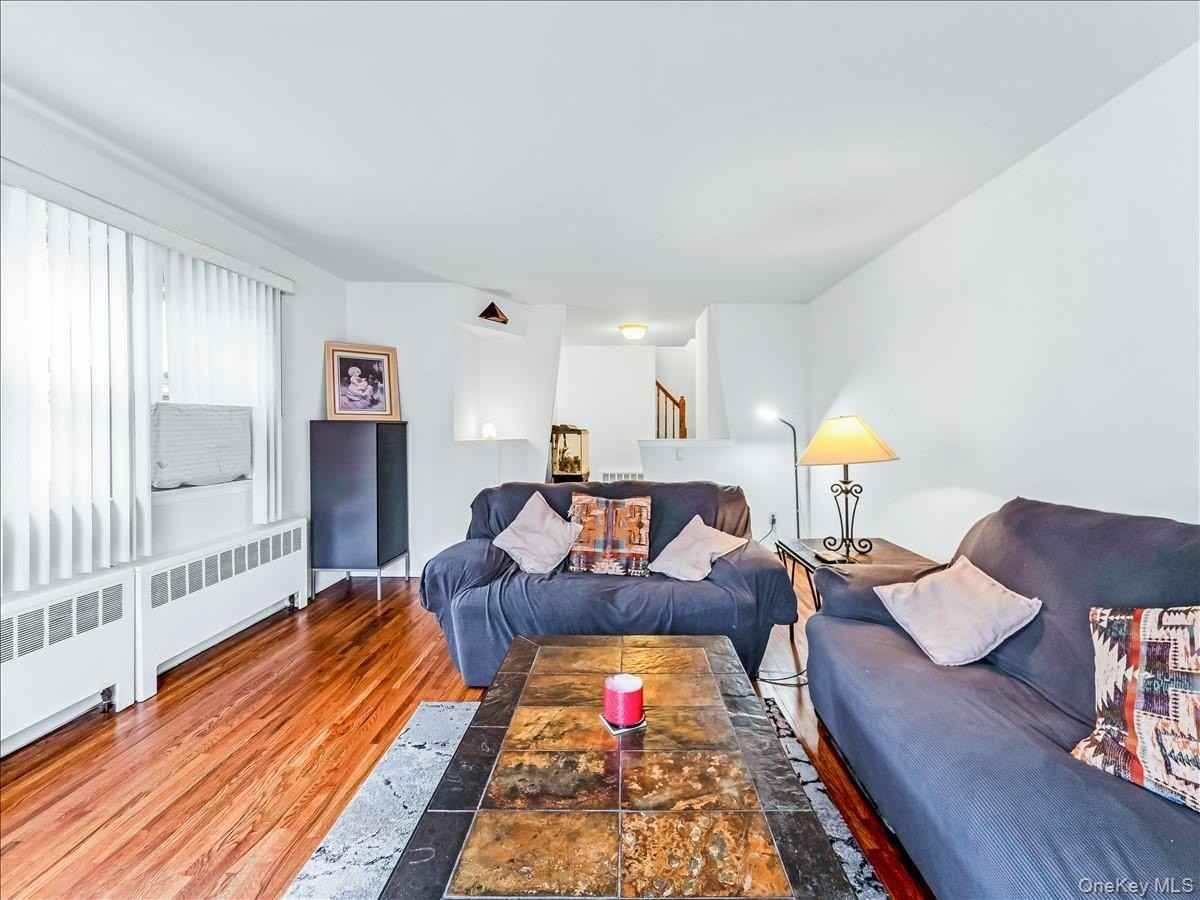 1559 Hering Ave - Photo 4 of 29