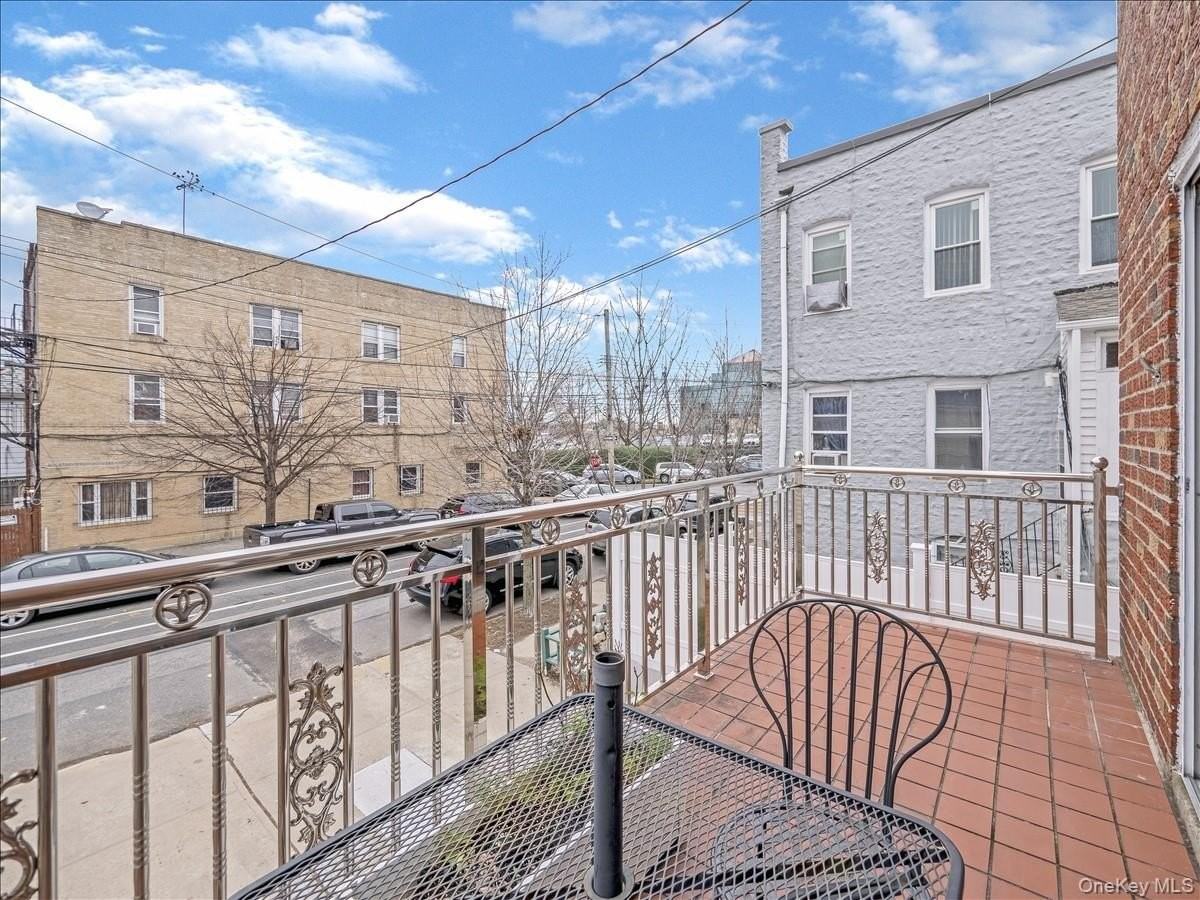1559 Hering Ave - Photo 5 of 29