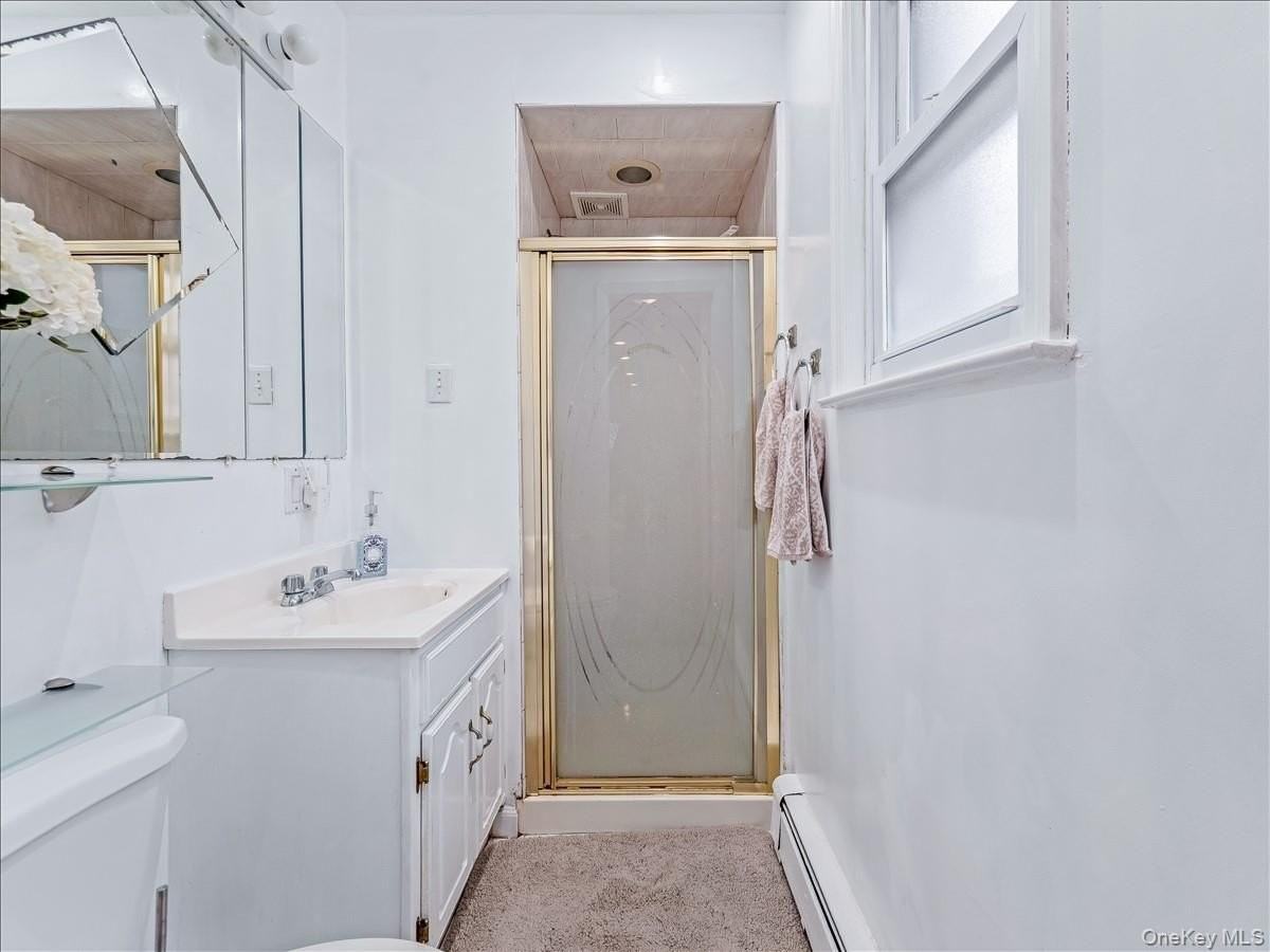 1559 Hering Ave - Photo 6 of 29