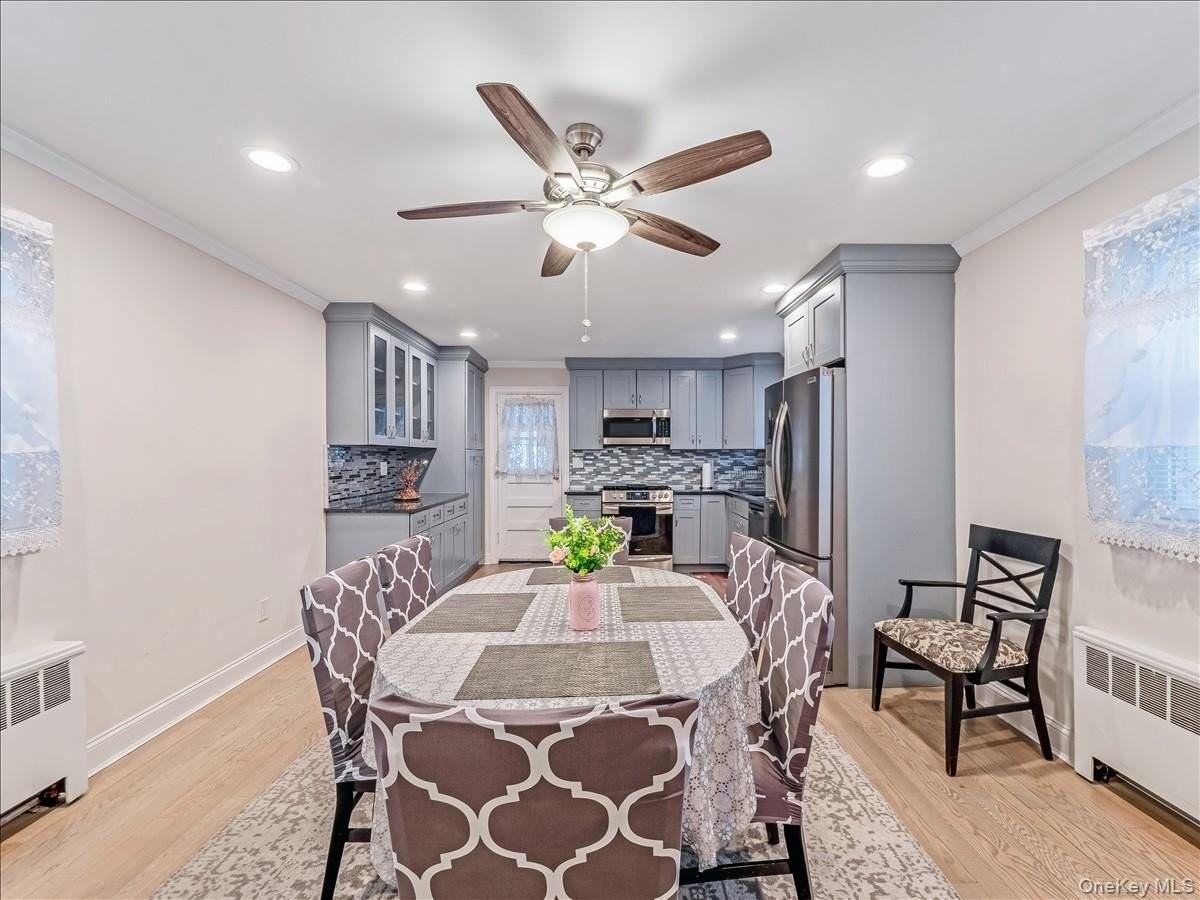 1559 Hering Ave - Photo 7 of 29