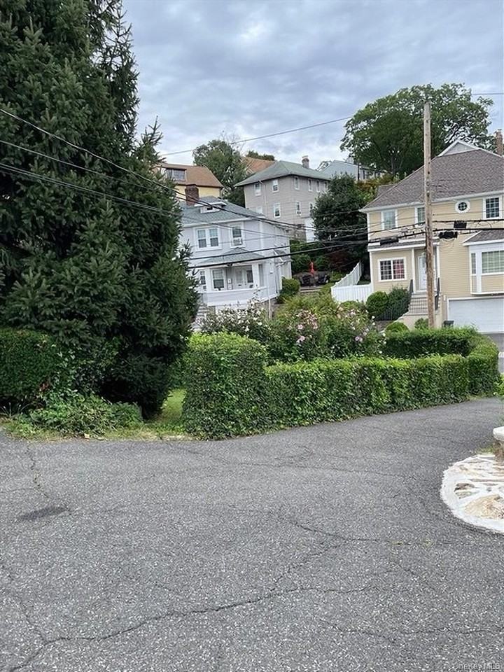135 Wallace St - Photo 4 of 14