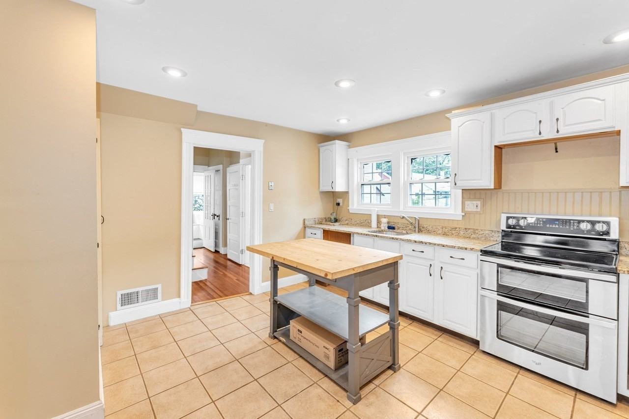 87 Selwyn St #2 - Photo 4 of 14