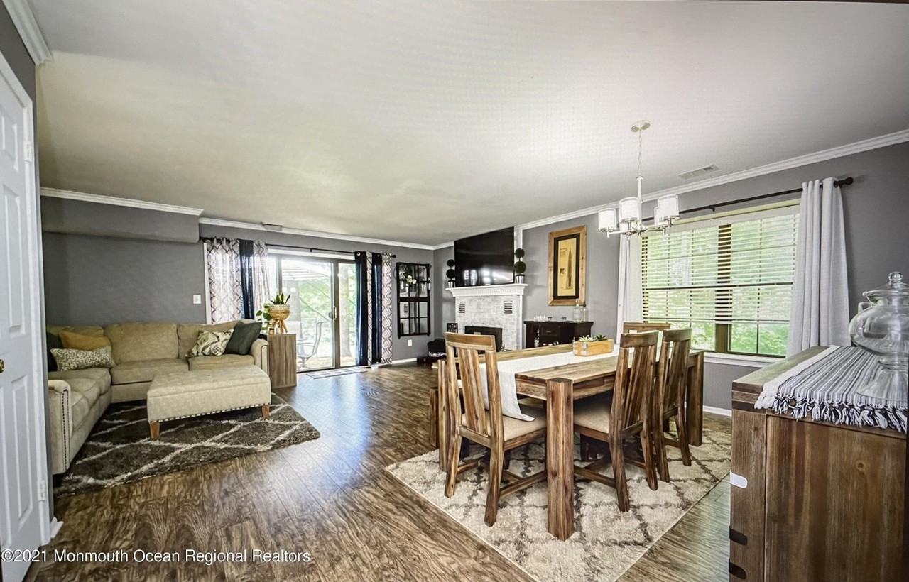 24 Balmoral Ct - Photo 2 of 4