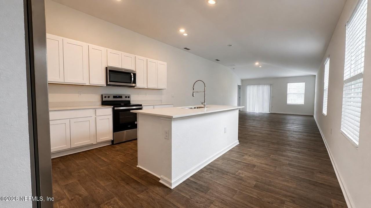 4285 Hemlock St - Photo 3 of 17