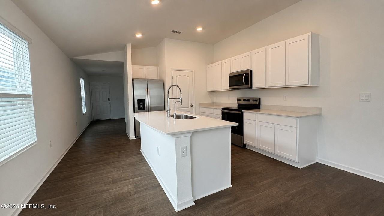 4285 Hemlock St - Photo 4 of 17