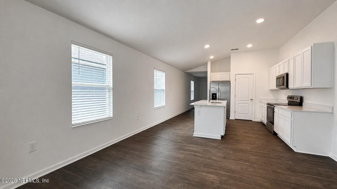 4285 Hemlock St - Photo 5 of 17