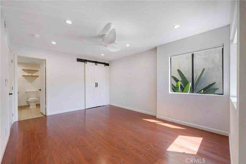 417 W 4th St - Photo 4 of 47