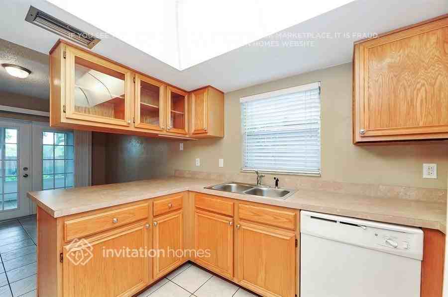 14727 Daybreak Dr - Photo 5 of 19