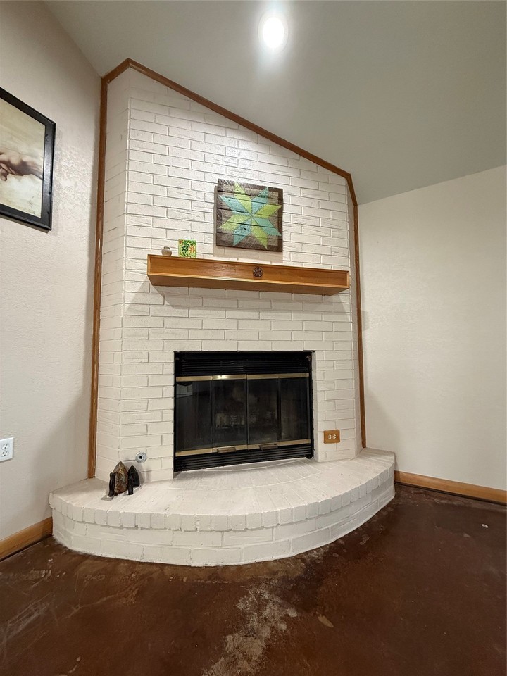 517 E Locust St - Photo 4 of 27