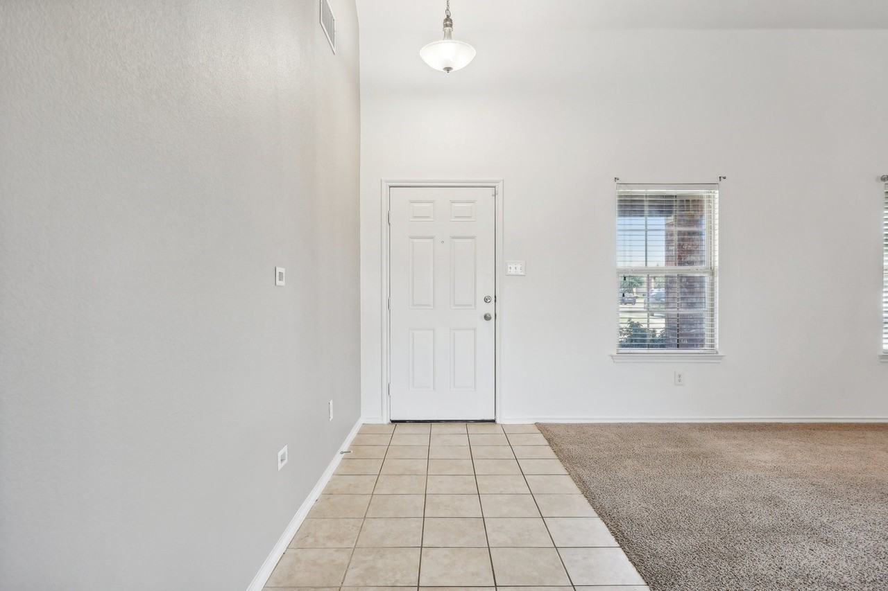 1180 Wentworth Way - Photo 5 of 34