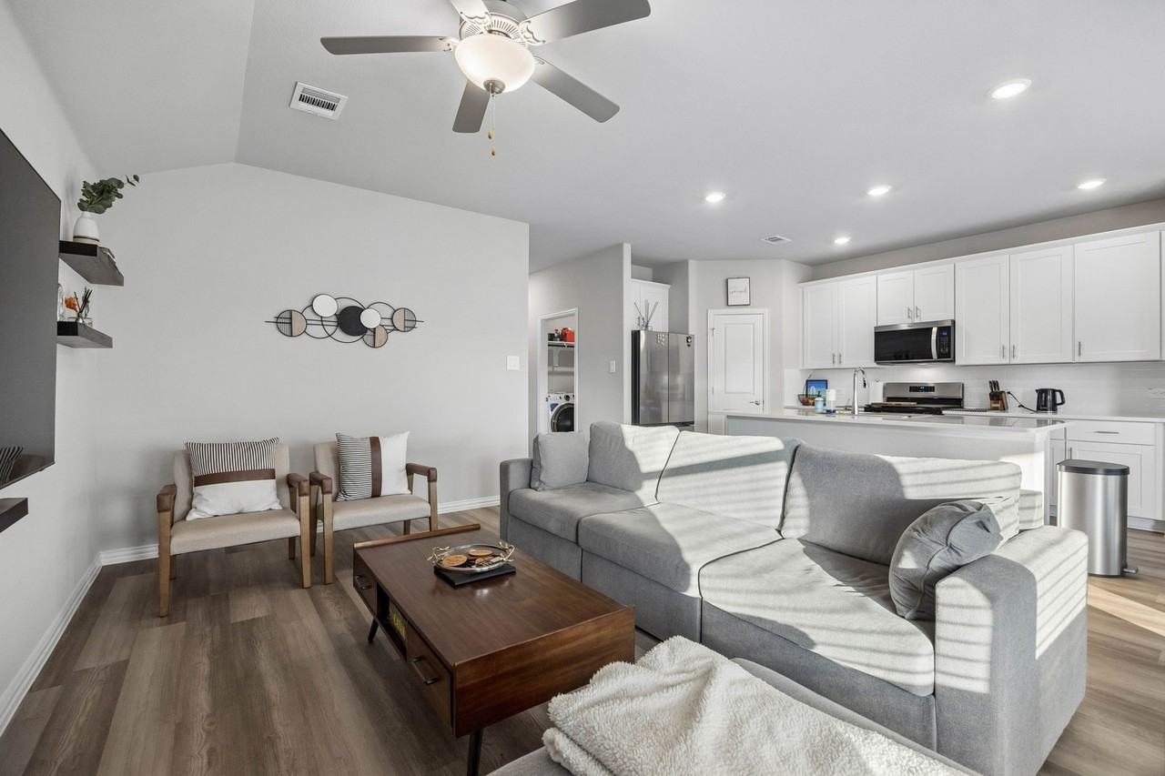 2255 Cliff Springs Dr - Photo 4 of 32