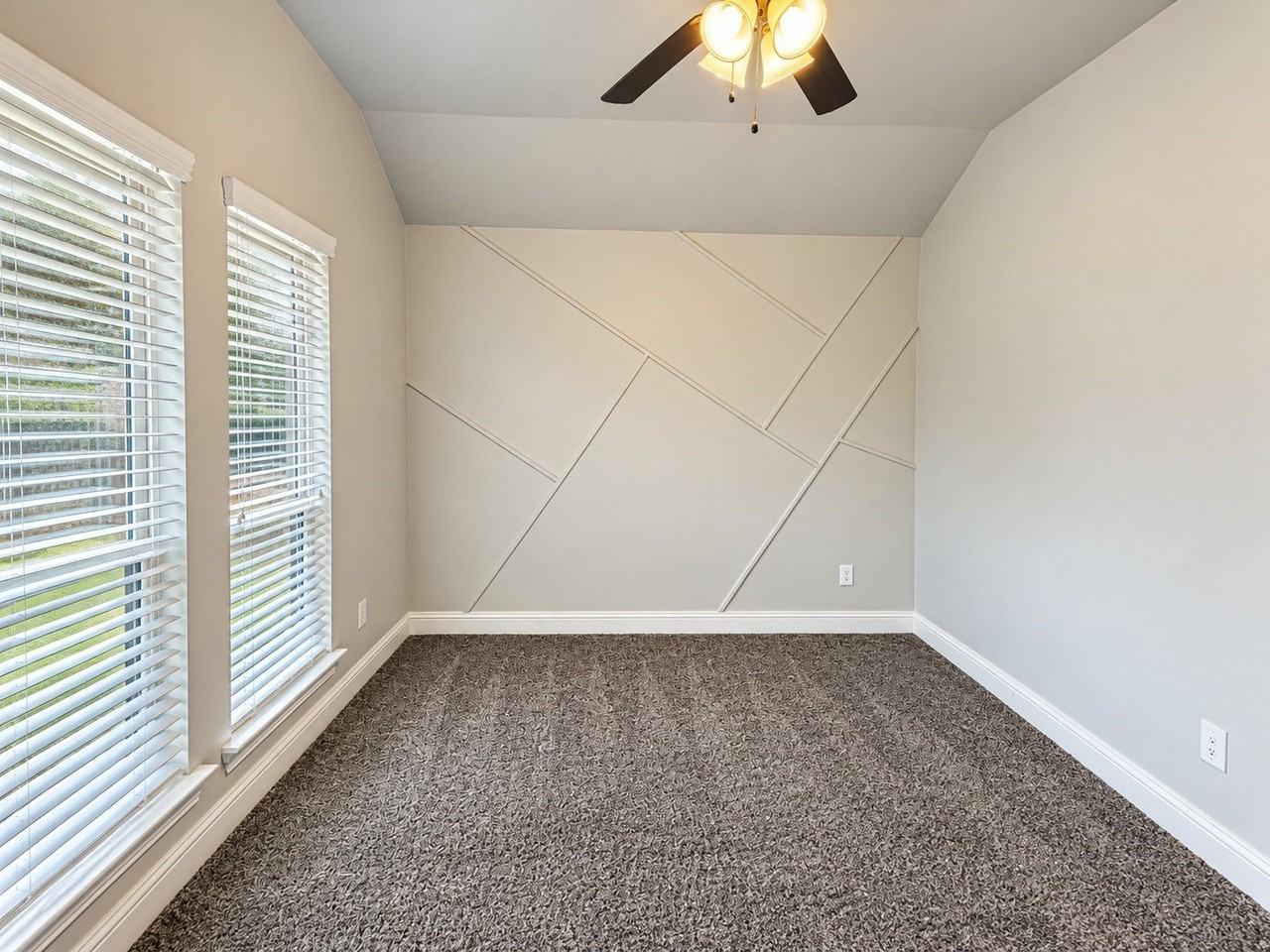 4320 Lakeview Dr - Photo 2 of 29