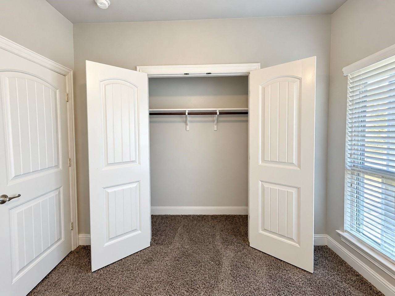 4320 Lakeview Dr - Photo 3 of 29