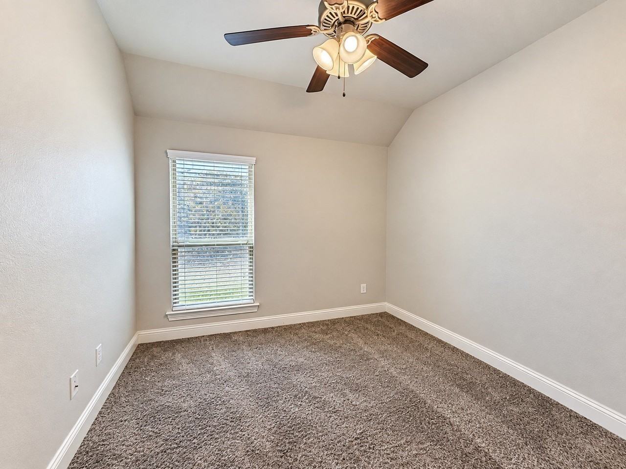 4320 Lakeview Dr - Photo 4 of 29