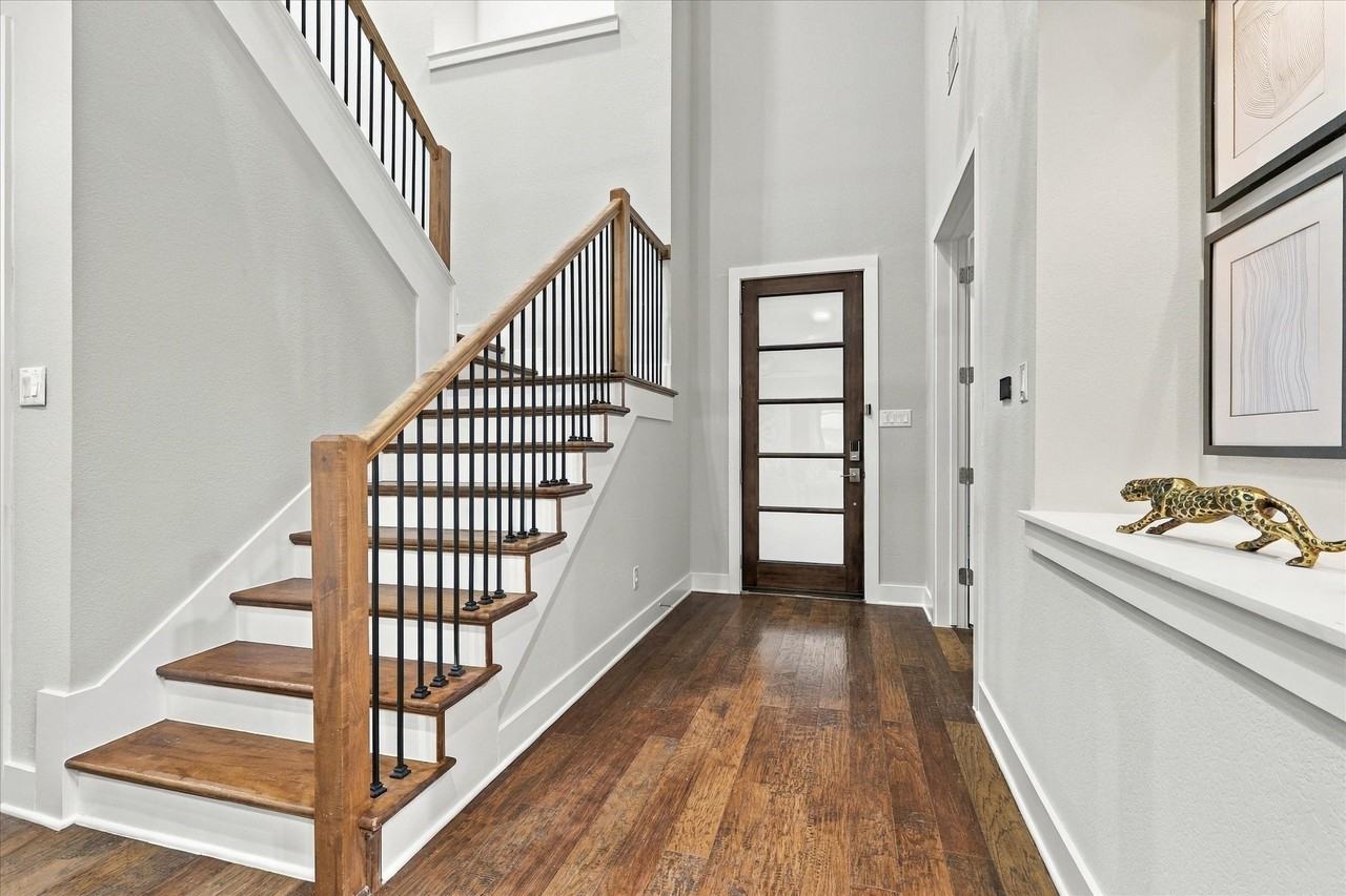 6251 Lakeshore Dr - Photo 2 of 29