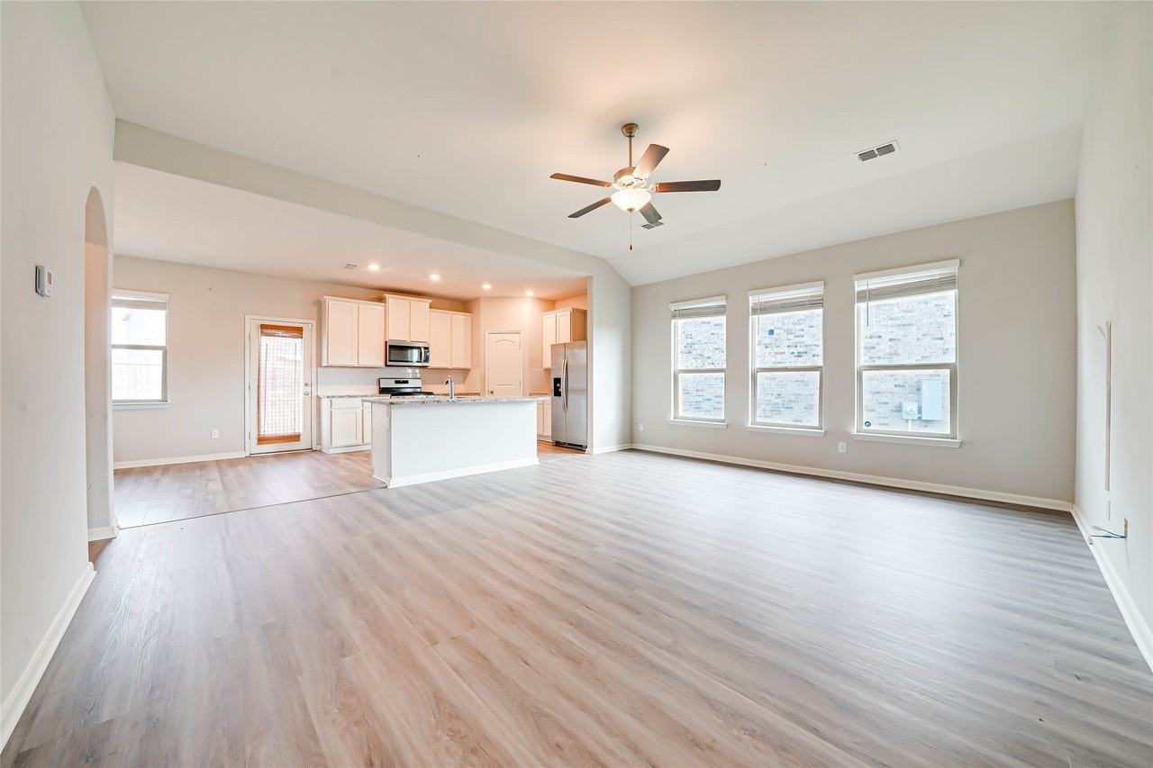 2112 Penaflor Dr - Photo 4 of 17