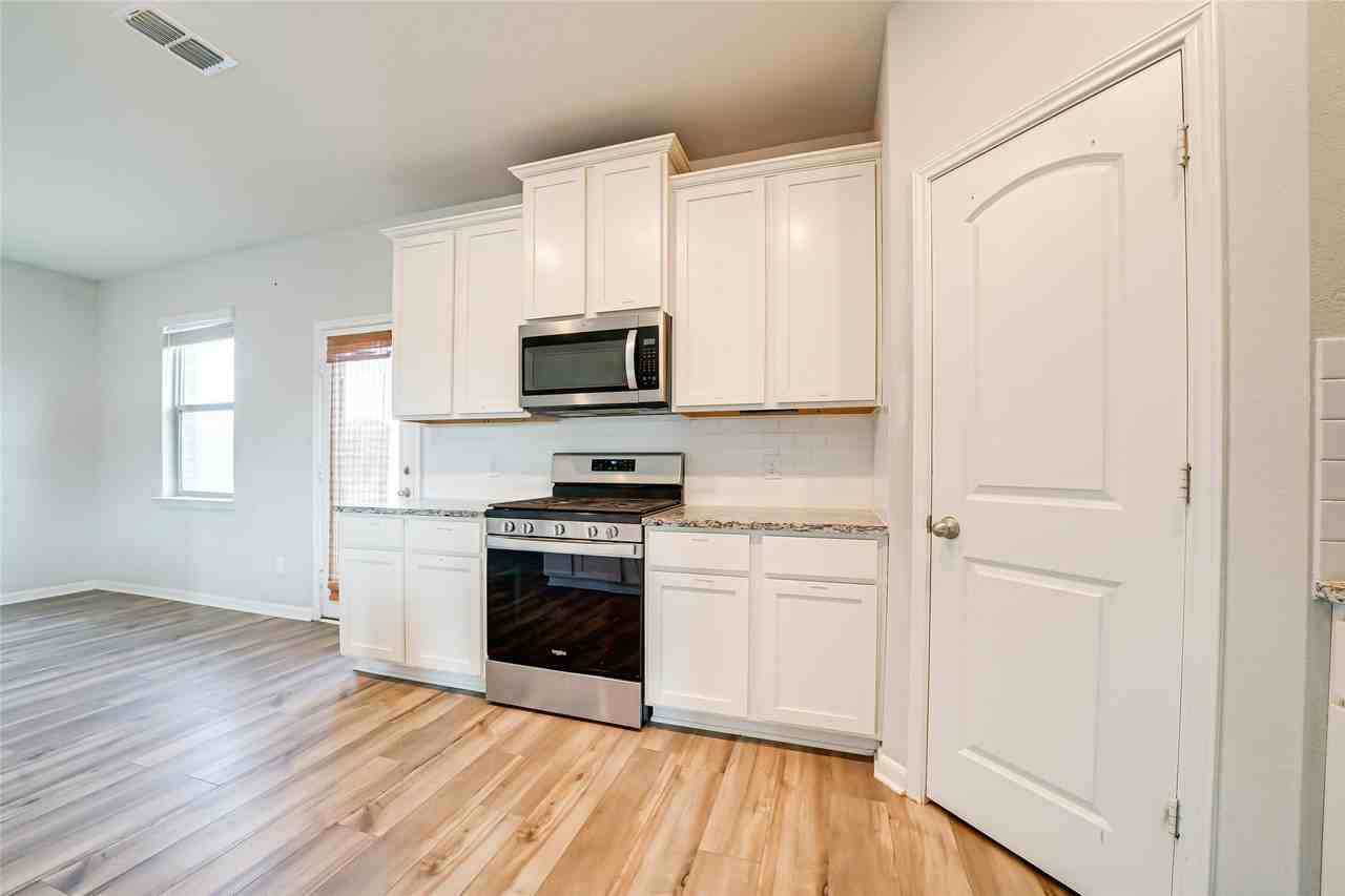 2112 Penaflor Dr - Photo 5 of 17