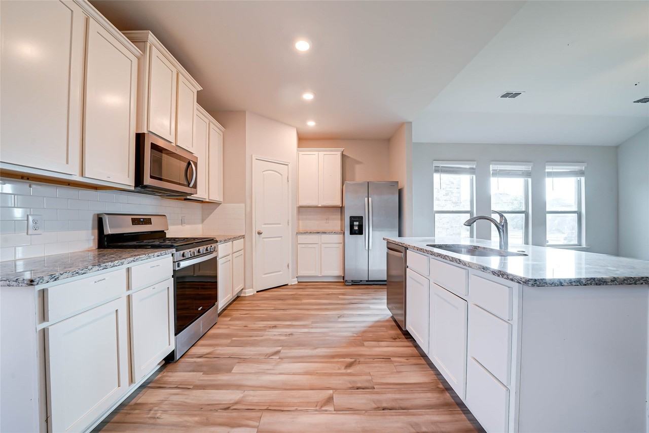 2112 Penaflor Dr - Photo 6 of 17