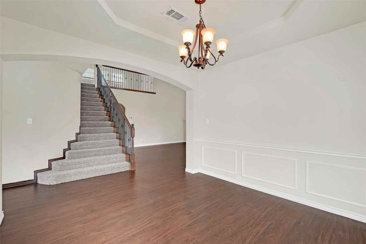 10438 Coach House Ln - Photo 7 of 34