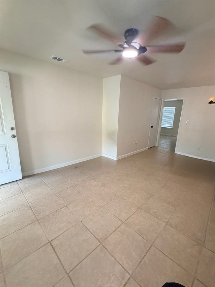 1036 El Triumfo St - Photo 5 of 25