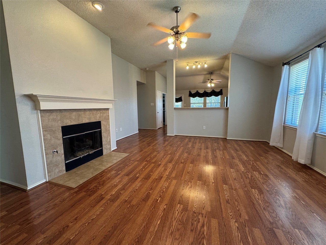 112 Starlight Dr - Photo 2 of 25