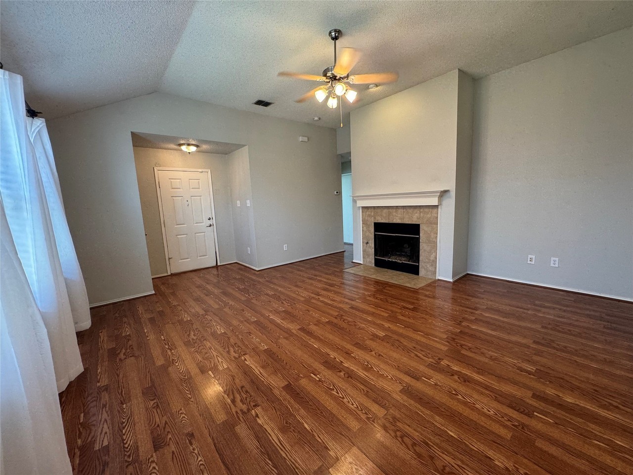 112 Starlight Dr - Photo 3 of 25