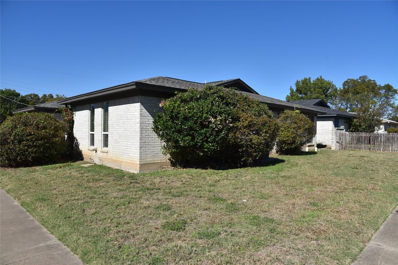 1001 Roky Ct - Photo 3 of 19