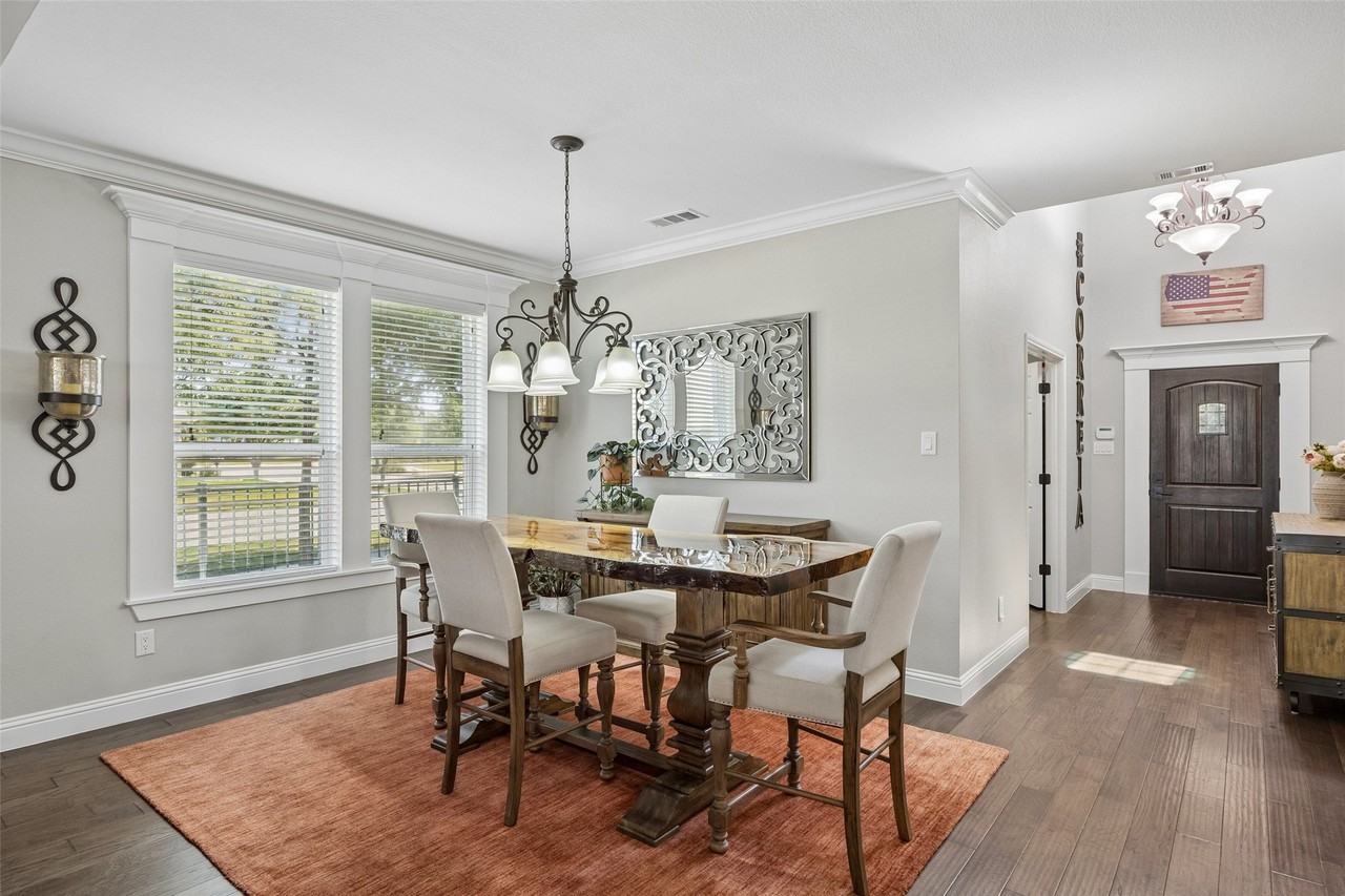 813 Allbright Rd - Photo 4 of 40