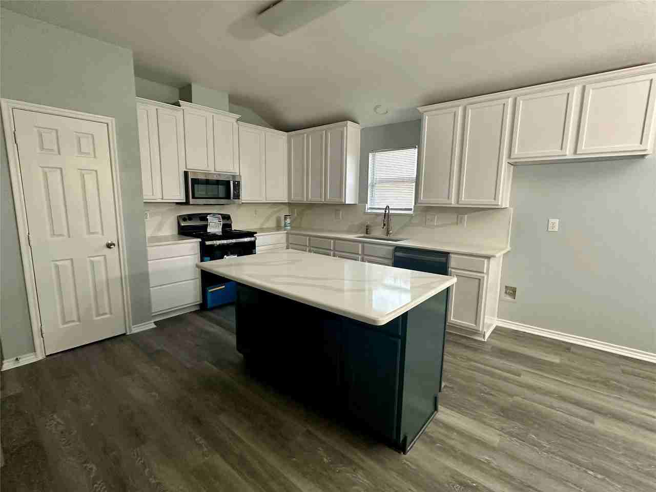 3008 Eastwood Dr - Photo 3 of 18
