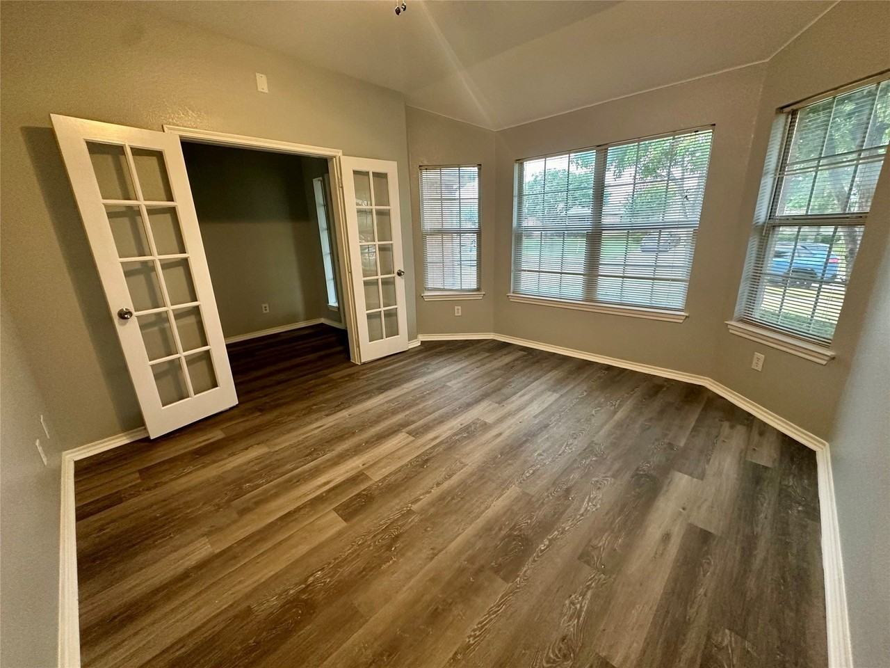 3008 Eastwood Dr - Photo 4 of 18