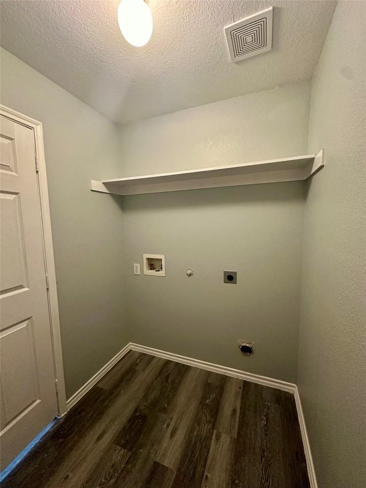 3008 Eastwood Dr - Photo 6 of 18