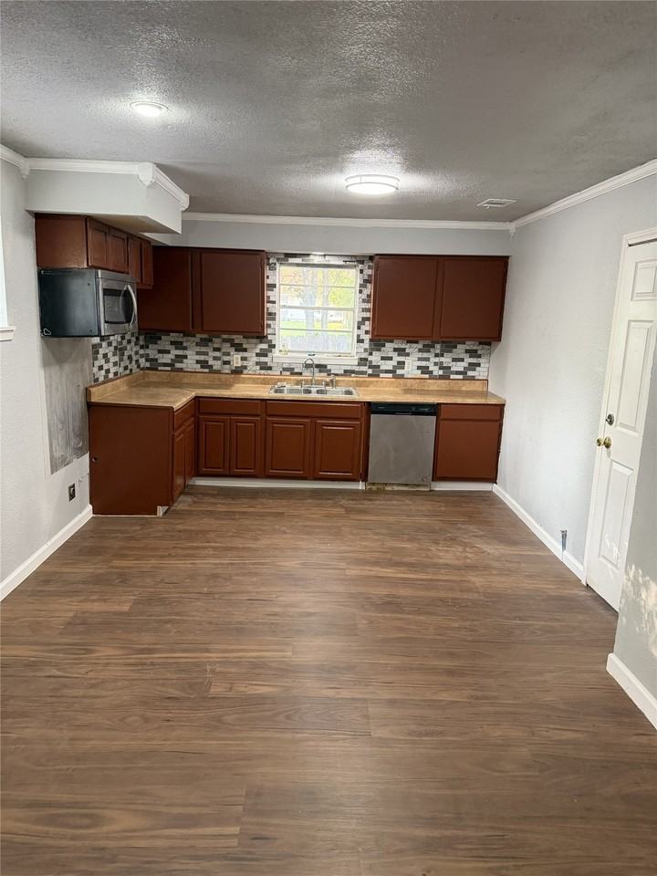 1211 Wolfe City Dr - Photo 5 of 24