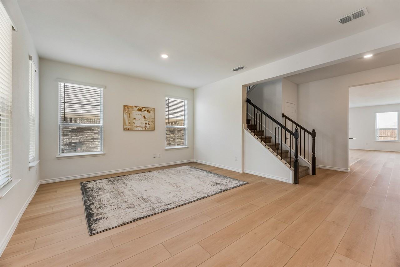 977 Adair Dr - Photo 3 of 31