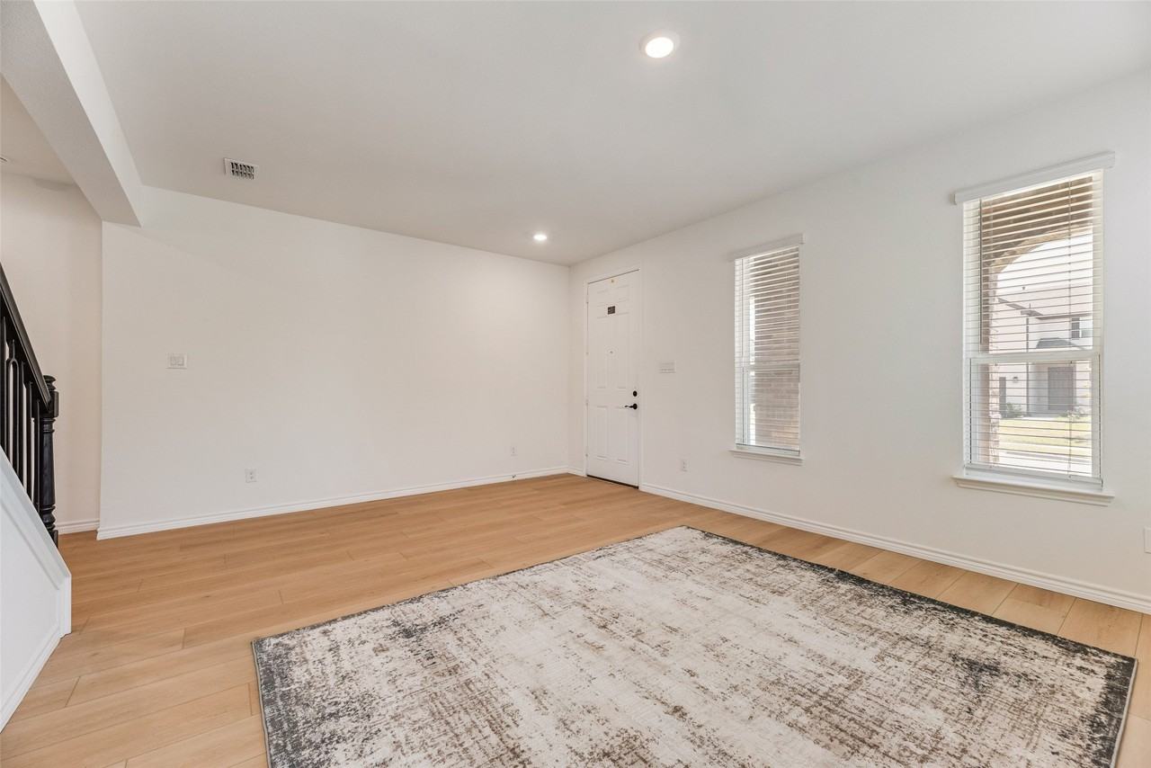977 Adair Dr - Photo 4 of 31