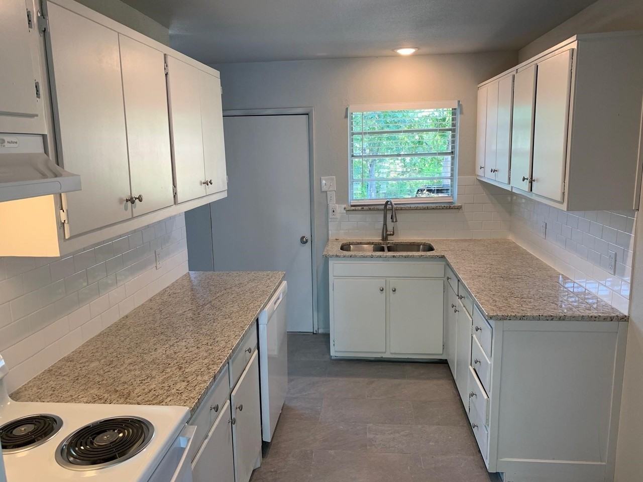 13915 Stardust Ln - Photo 2 of 6