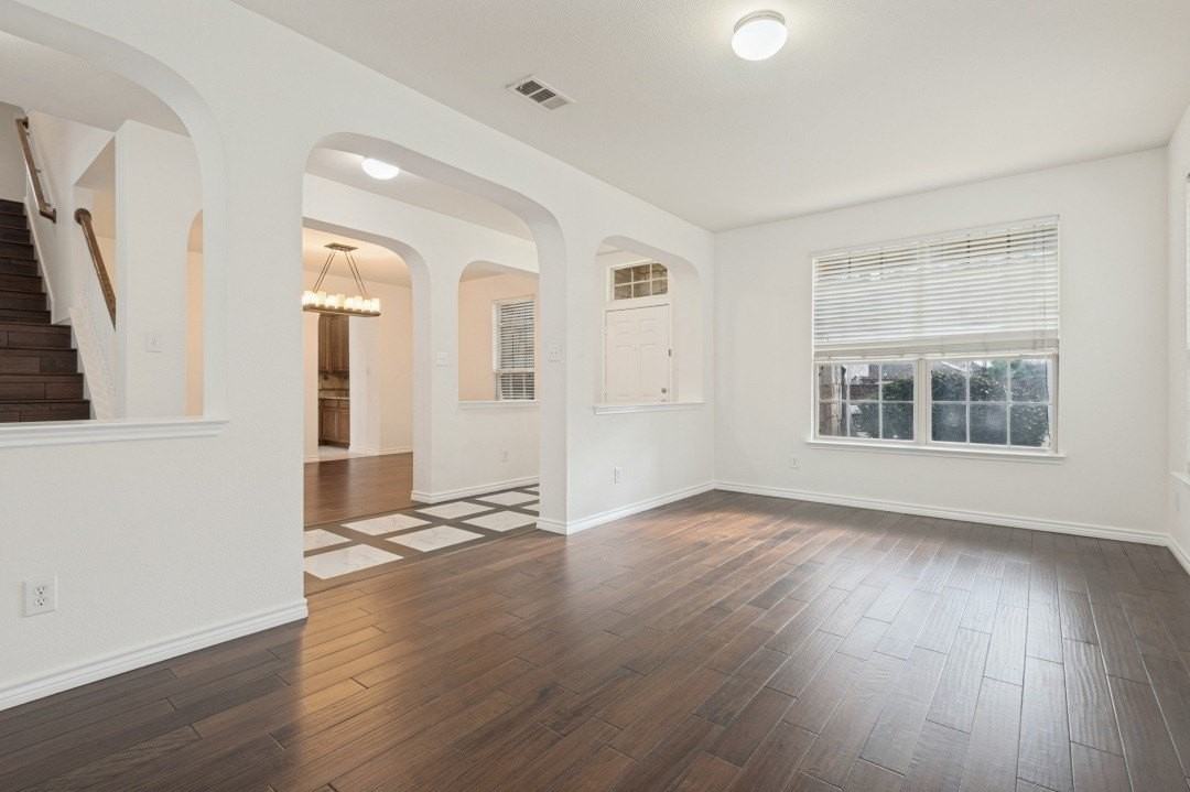307 Moonlight Dr - Photo 2 of 12