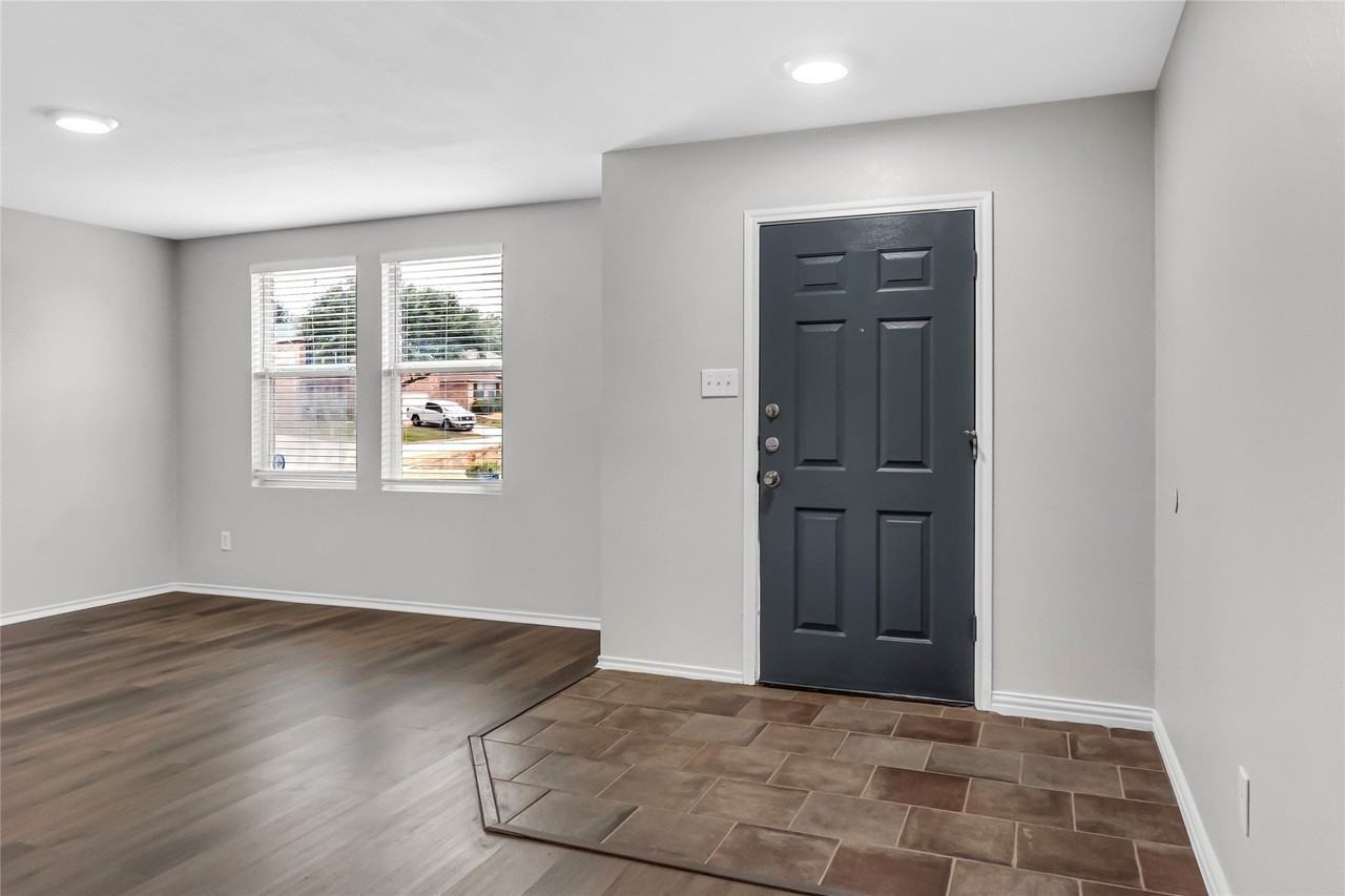 9641 Euclid Dr - Photo 2 of 34