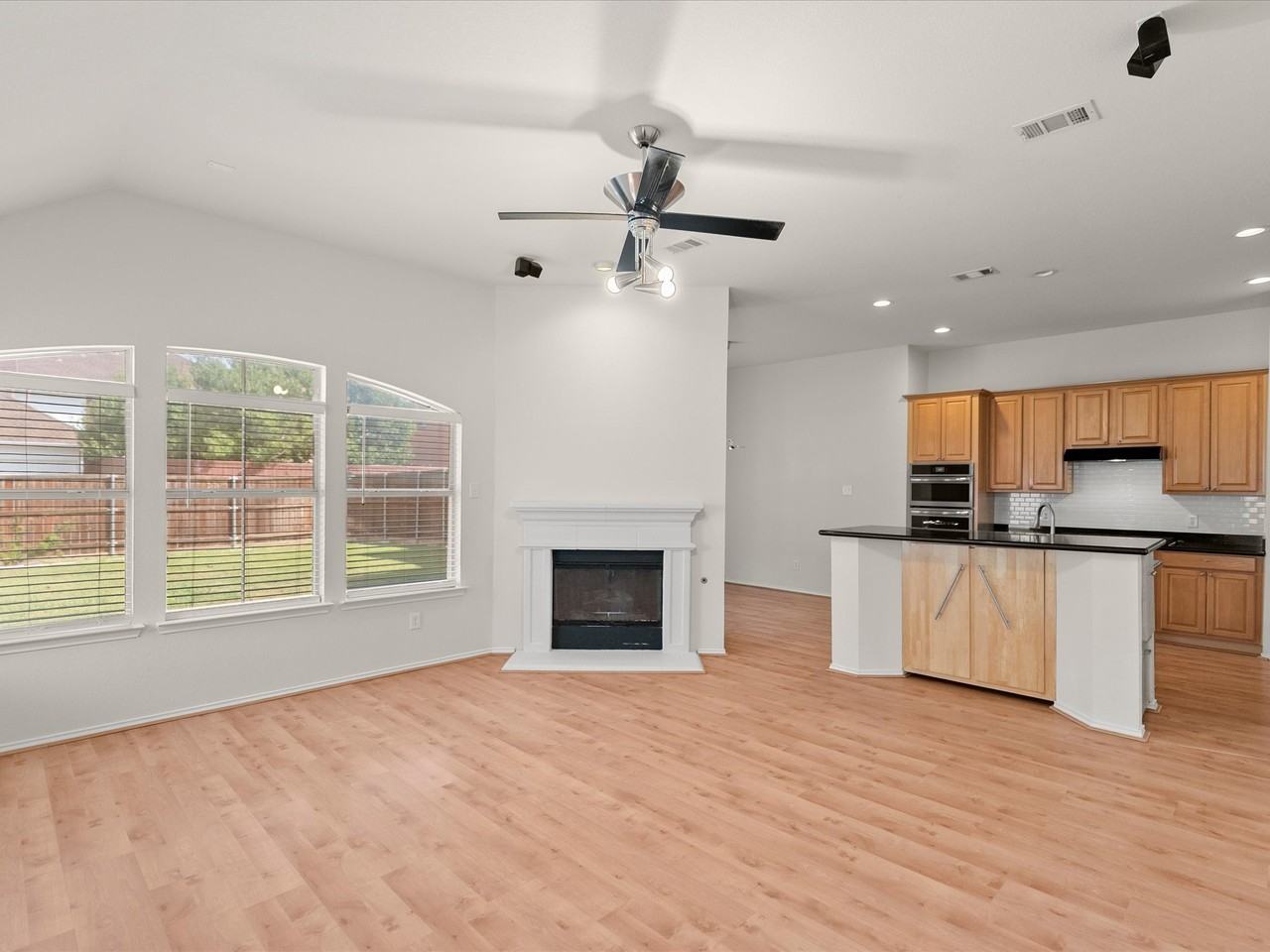 1420 Hudspeth Dr - Photo 2 of 34