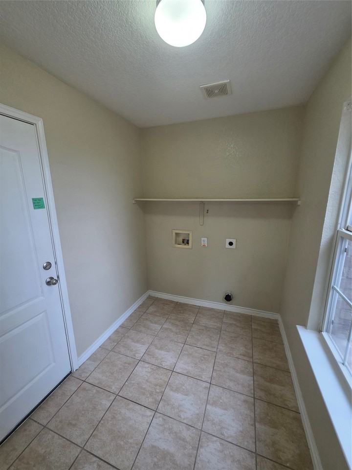 4207 Bayside Ct - Photo 2 of 40
