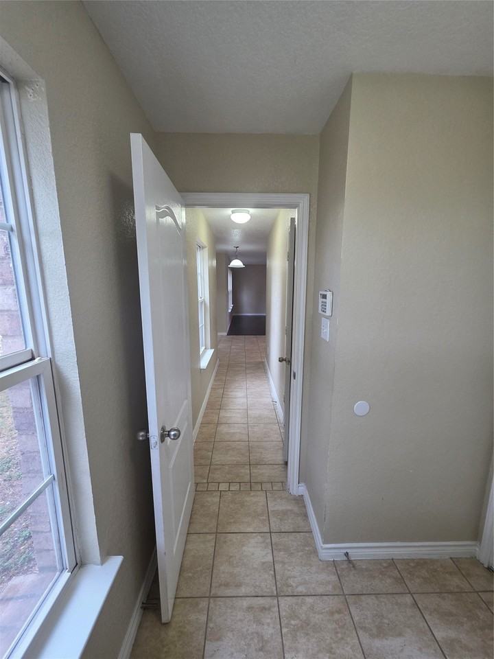 4207 Bayside Ct - Photo 3 of 40