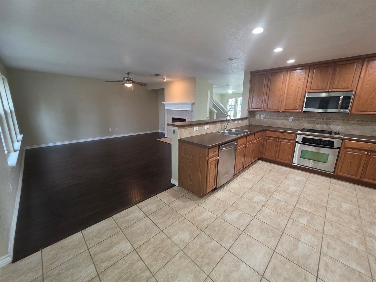 4207 Bayside Ct - Photo 7 of 40
