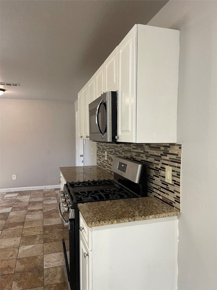6912 Heritage Ln - Photo 2 of 13