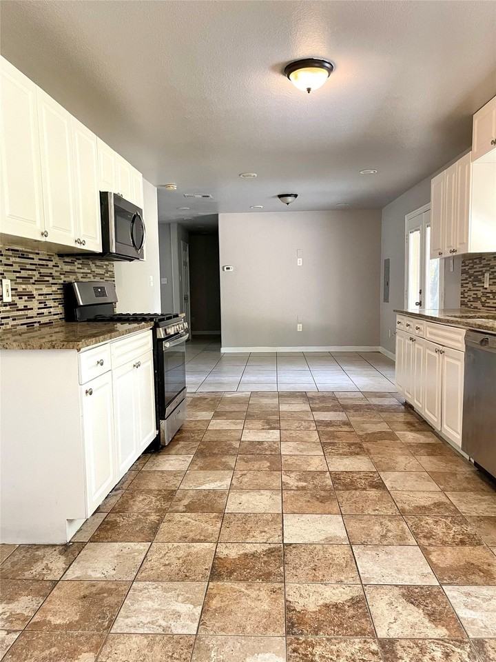 6912 Heritage Ln - Photo 3 of 13